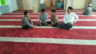 Kanit Binmas dan Bhabinkamtibmas Asemrowo Laksanakan Program Jum’at Darling di Masjid Al-Ikhlas
