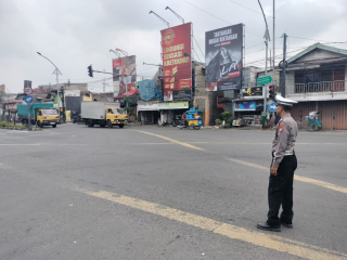 Polsek Krembangan Laksanakan Pemantauan Arus Lalu Lintas di Simpang Tiga Mbah Ratu