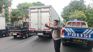 Satlantas Polres Pelabuhan Tanjung Perak Lakukan Pengaturan Arus Lalu Lintas di Jalan Kapau