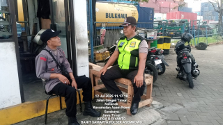 Polsek Asemrowo Laksanakan Patroli Pemantauan di Kawasan Pergudangan Kalianak Barat, Sampaikan Himbauan Harkamtibmas