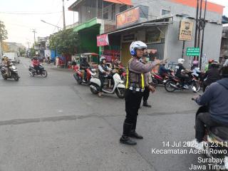 Polsek Asemrowo Laksanakan Pos Akhir di Perlintasan KA Tambak Mayor, Arus Lalin Ramai Lancar