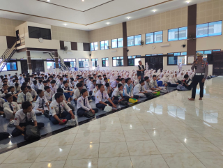 Polsek Kenjeran Berikan Pembinaan di Masa Pengenalan Lingkungan Sekolah SMK Wachid Hasyim 1