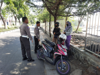 Polsek Kenjeran Laksanakan Patroli Kewilayahan dan Himbauan Kamtibmas di Pantai Batu-Batu