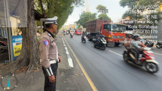 Satlantas Polres Pelabuhan Tanjung Perak Intensifkan Patroli dan Pemantauan Arus Lalu Lintas dalam Rangka Ops Patuh Semeru 2025
