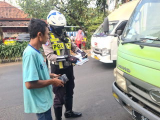 Satlantas Polres Pelabuhan Tanjung Perak Gelar Patroli dan Penindakan Pelanggaran Rambu Larangan dalam Ops Patuh Semeru 2025