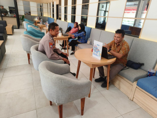 Bhabinkamtibmas Takal Kedinding Sambangi Kantor SPP, Himbau Waspada Curanmor