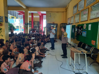 Polsek Asemrowo Gelar Sosialisasi Bahaya Narkoba dan Judi Online di SMPN 42 Surabaya