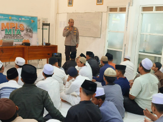 Polsek Kenjeran Berikan Penyuluhan Hukum Kenakalan Remaja di Ma'had Ibad Ar-Rahman