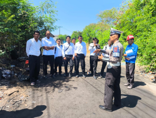 Polantas Polres Pelabuhan Tanjung Perak Menyapa Masyarakat dalam Ops Patuh Semeru 2025