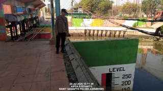 Polsek Asemrowo Laksanakan Patroli Pintu Air Balong II, Debit Air Terpantau Normal