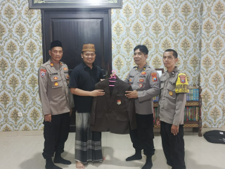 Silaturahmi dan Sinergi: Polres Tanjung Perak Serahkan Jas Dai Kamtibmas di Ponpes Tarbiatul Ulum