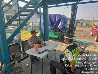 Patroli Pemantauan Objek Vital PLN Tambak Langon, Polsek Asemrowo Berikan Himbauan Harkamtibmas