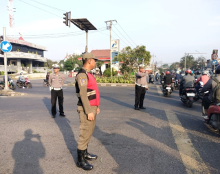 Personel Polsek Krembangan Laksanakan Patroli Pelayanan Pagi di Simpang Tiga Mbah Ratu