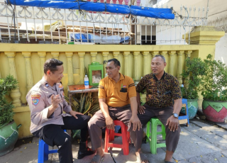Bhabinkamtibmas Kelurahan Takal Kedinding Sambang Warga, Imbau Waspada Tindak Kejahatan