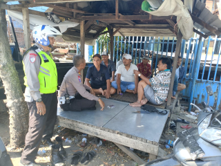 Sosialisasi Tertib Lalu Lintas, Polsek Asemrowo Sasar Sopir Pick Up di Pasar Loak Dupak Rukun