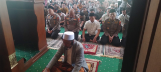 Polda Jatim Gelar Sholat Ghoib untuk Almarhum Driver Ojol Affan Kurniawan
