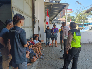 Polsek Asemrowo Sosialisasikan Tertib Lalu Lintas kepada Karyawan Toko di Dupak Rukun