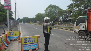 Satlantas Polres Pelabuhan Tanjung Perak Gelar Patroli dan Pemantauan Arus Lalu Lintas di Titik Strategis