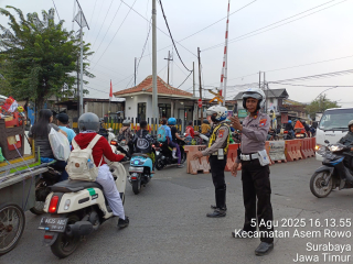 Polsek Asemrowo Laksanakan Pos Akhir di Perlintasan Kereta Api Tambak Mayor, Arus Lalin Ramai Lancar
