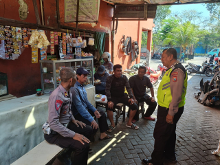 Polsek Asemrowo Sosialisasikan Tertib Berlalu Lintas kepada Pedagang Pasar Loak Dupak Rukun