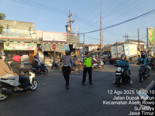 Polsek Asemrowo Bersama Piket Fungsi Lalu Lintas Laksanakan Pos Akhir di Perlintasan KA Tambak Mayor