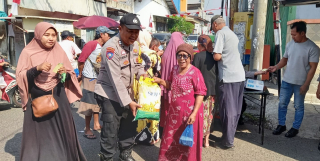 Gerakan Pangan Beras Murah Bulog SPHP Digelar di Perempatan Pasar Baba’an Krembangan Utara