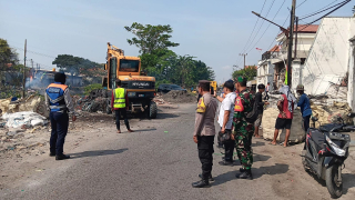 Pengamanan Penataan Bantaran Sungai Kalitebu di Jalan Dukuh Bulak Banteng Surabaya