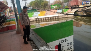 Patroli Pemantauan Debit Air di Pintu Air Balong II oleh Polsek Asemrowo
