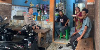 Bhabinkamtibmas Sambang Warga Terdampak Normalisasi Sungai Kalianak