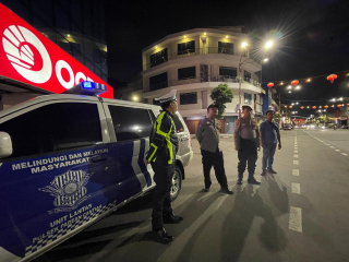 Patroli Dini Hari Polsek Pabean Cantikan Antisipasi Gangguan Kamtibmas di Jalan Kembang Jepun