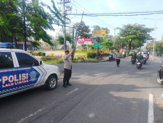 Pengaturan Lalu Lintas oleh Polsek Kenjeran di Pertigaan Jalan Nambangan SMAN 19 Surabaya