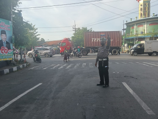 Polsek Semampir Laksanakan Pemantauan Arus Lalin dan Penertiban R2 di TL Karang Tembok