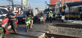 Polsek Asemrowo Gelar Pos Akhir di Perlintasan Kereta Api Tambak Mayor, Arus Lalu Lintas Terpantau Lancar