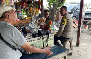 Bhabinkamtibmas Genting Kalianak Sampaikan Pesan Kamtibmas kepada Warga