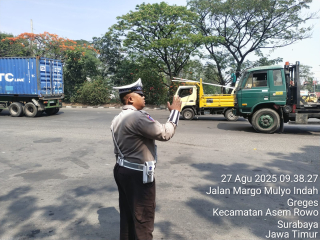 Satlantas Polres Pelabuhan Tanjung Perak Laksanakan Patroli, Pengaturan dan Pemantauan Arus Lalu Lintas