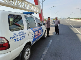Patroli Gabungan Polsek Kenjeran Antisipasi Balap Liar di Jembatan Suroboyo