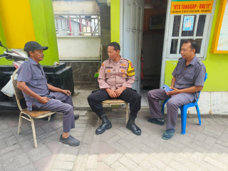 Bhabinkamtibmas Polsek Kenjeran Sambang Poskamling RW XI untuk Tingkatkan Kewaspadaan Warga