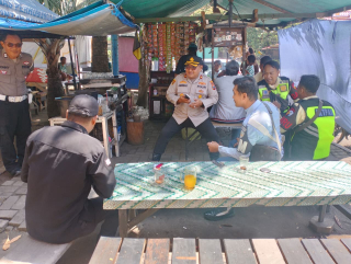Kapolsek Kenjeran Bersama Anggota Laksanakan Patroli Pemantauan dan Berikan Himbauan kepada Masyarakat di Kawasan Kenpark