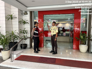 Unit 14.25 Satsamapta Polres Pelabuhan Tanjung Perak Gelar Patroli Kota Presisi di Bank Jatim, Pastikan Situasi Aman dan Kondusif