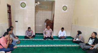 Kapolsek Kenjeran Pimpin Kegiatan Pembinaan Rohani Islam di Masjid Baitul Mustaqim Bersama Anggota Polsek