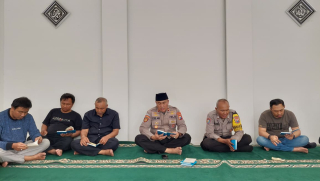 Polsek Pabean Cantikan Gelar Kegiatan Tahlil Yasin Rutin Bersama Anggota di Musholah Al-Alamin