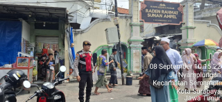 Unit Pam Obvit Polres Pelabuhan Tanjung Perak Gelar Patroli Dialogis di Kawasan Wisata Religi Ampel untuk Antisipasi Kerawanan Kamtibmas