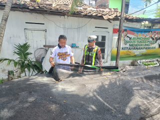 Patroli Harkamtibmas Semampir di Sidotopo Kampung Tangguh, Pantau Program Ketahanan Pangan Budidaya Ikan Lele