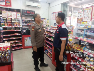 Patroli Dan Sambang Personel Polsek Krembangan Di Alfamidi Jalan Demak Surabaya