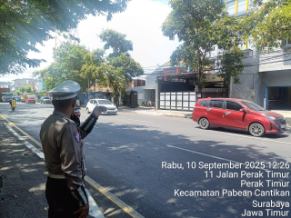 Satlantas Polres Pelabuhan Tanjung Perak Gelar Patroli dan Pemantauan Arus Lalu Lintas di Titik Rawan Kemacetan