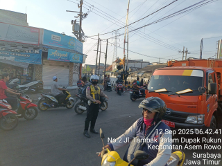 Polsek Asemrowo Laksanakan Giat Pos Awal dan Bantu Penyeberangan Pelajar di Pagi Hari