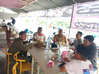 Bhabinkamtibmas Kelurahan Nyamplungan Polsek Pabean Cantikan Laksanakan Sambang Warga di Jalan Kalimas Timur