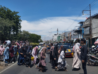 Patroli Harkamtibmas Polsek Semampir Antisipasi 3C dan Keamanan Peziarah di Depan Pintu Masuk Ampel