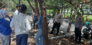 Kapolsek Kenjeran Bersama Bhabinkamtibmas Berikan Pengarahan kepada Pengunjung Pantai Batu-Batu Antisipasi Curanmor dan Kejahatan Jalanan