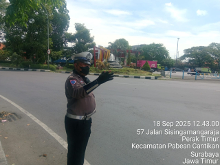 Satlantas Polres Pelabuhan Tanjung Perak Gelar Patroli, Pengaturan, dan Pemantauan Lalu Lintas di Sejumlah Titik Rawan Kepadatan